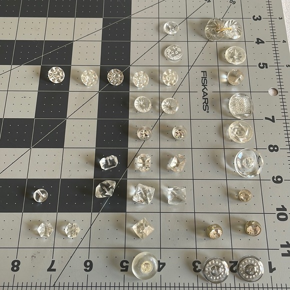 Assortment of vintage clear glass and plastic buttons - Picture 2 of 16